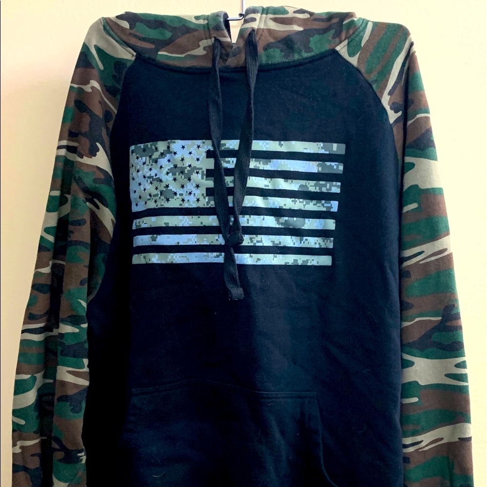 Men’s black/camo hoodie. XL